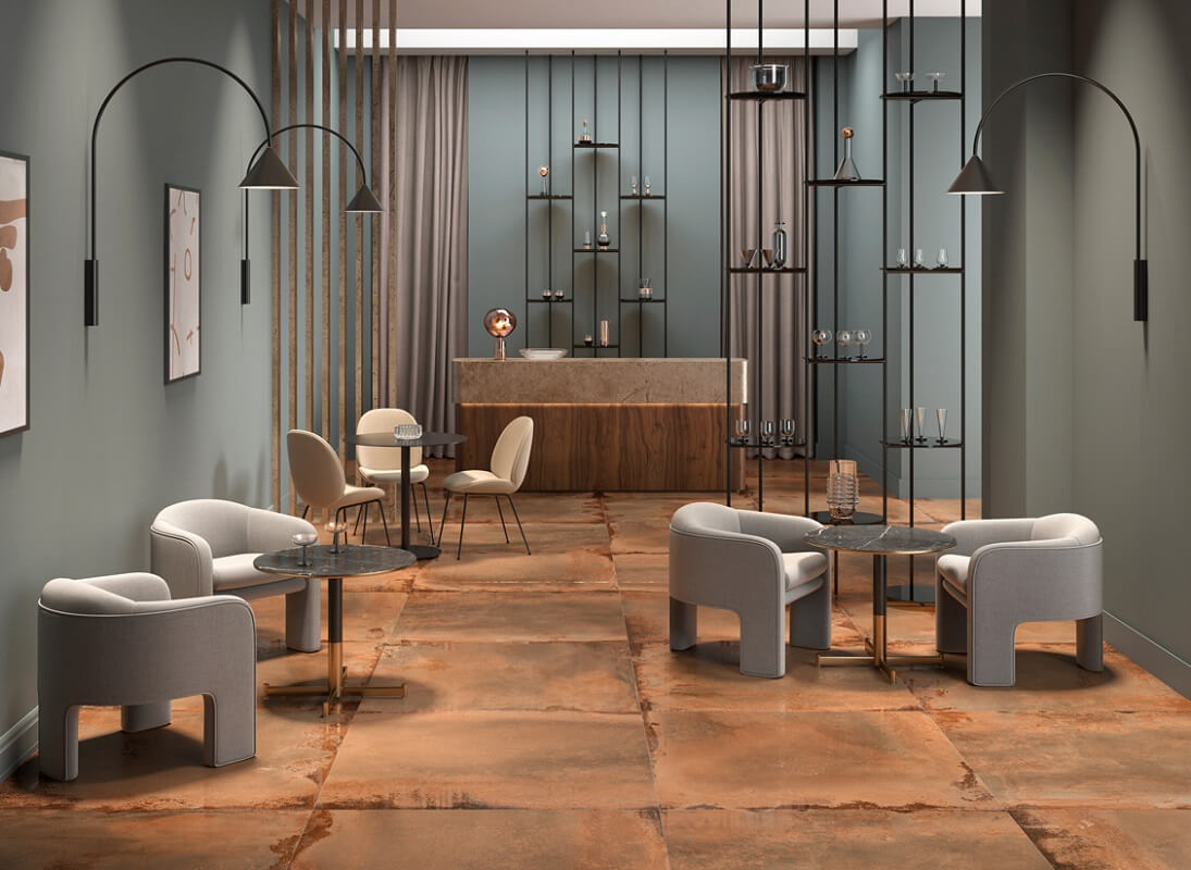 Hrdzavá dlažba Galio na podlahe v kaviarni.