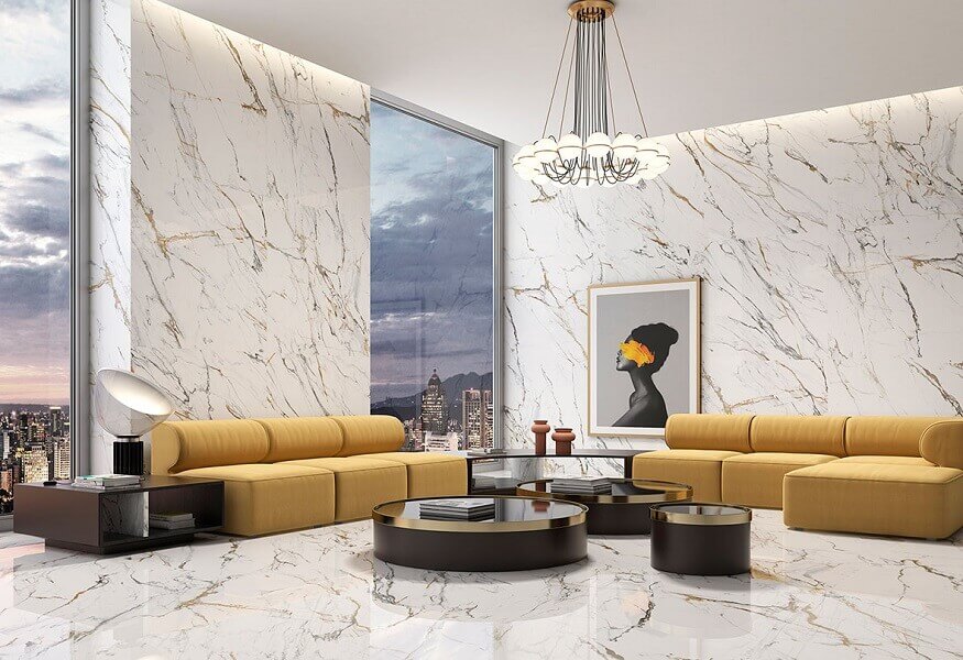 Mramorová dlažba s béžovým odtieňom na stenách a podlahe.