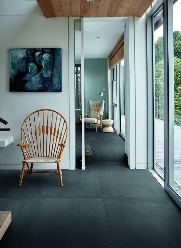 Dlažba Marazzi Mineral v tmavej farbe na podlahe.